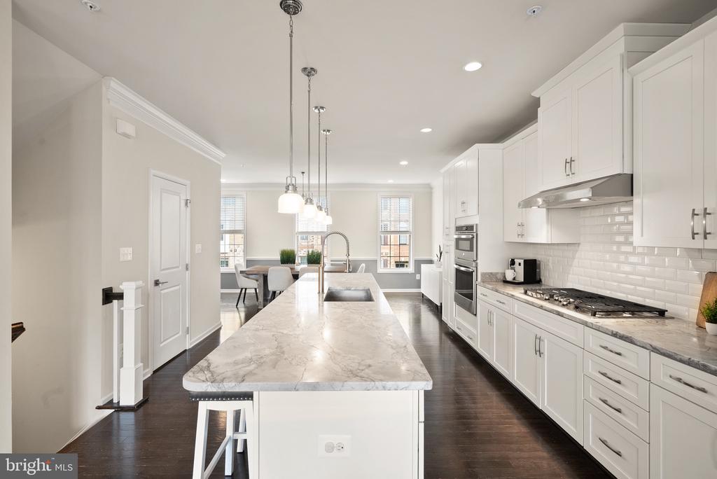 43197 HALKETT SQUARE