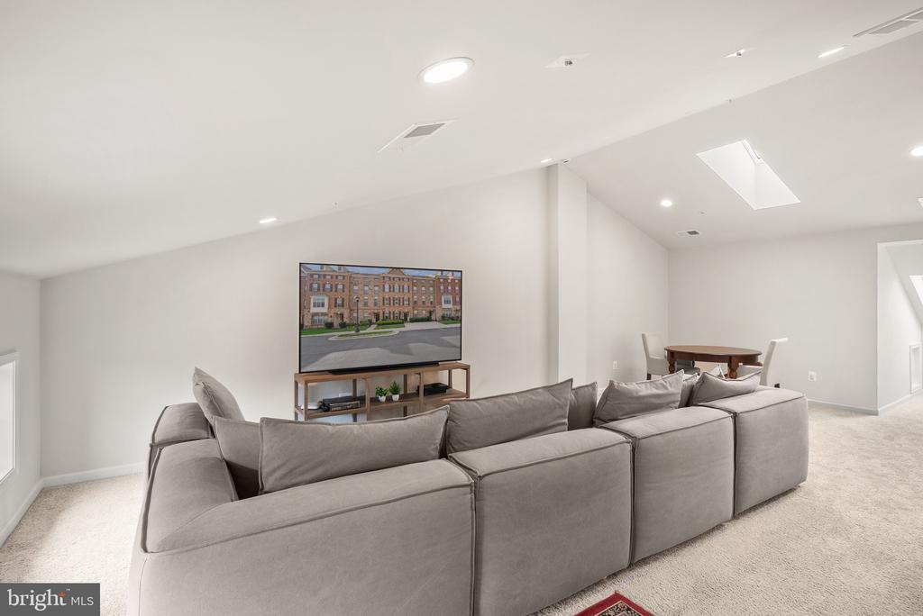 43197 HALKETT SQUARE