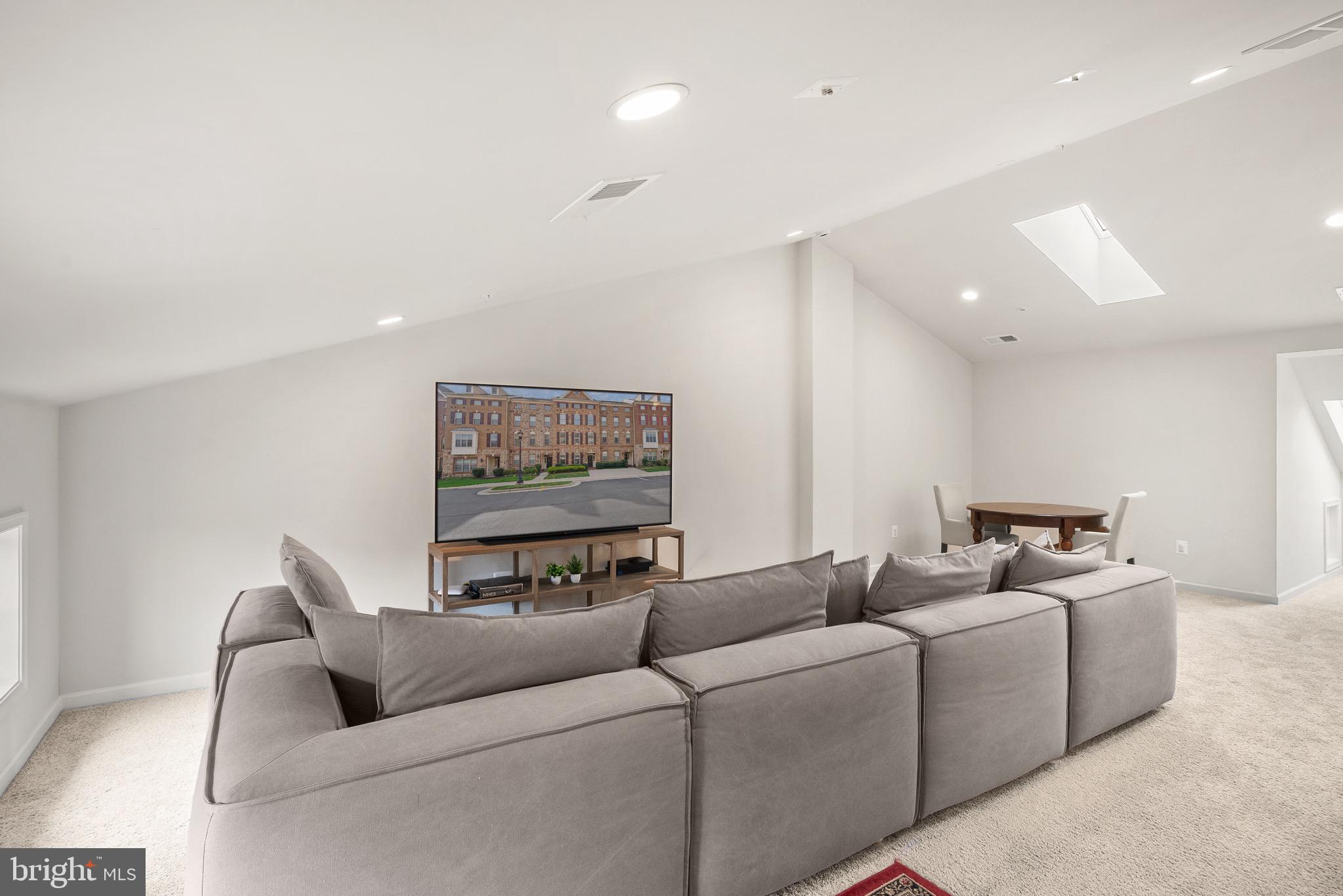 43197 HALKETT SQUARE