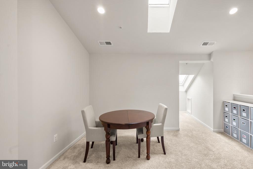 43197 HALKETT SQUARE