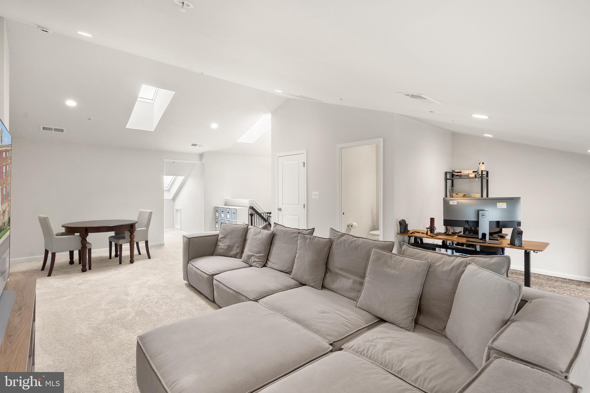 43197 HALKETT SQUARE