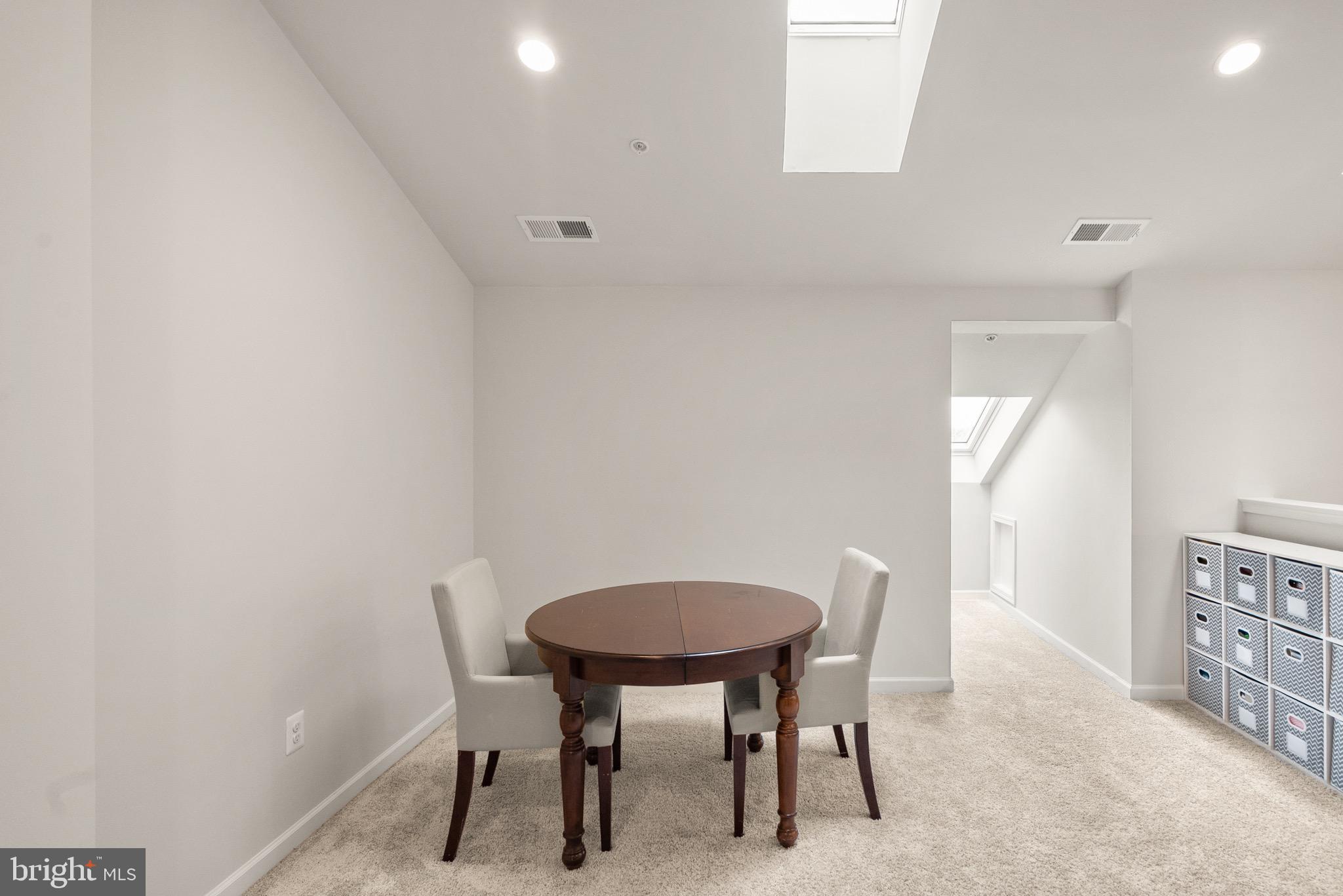 43197 HALKETT SQUARE