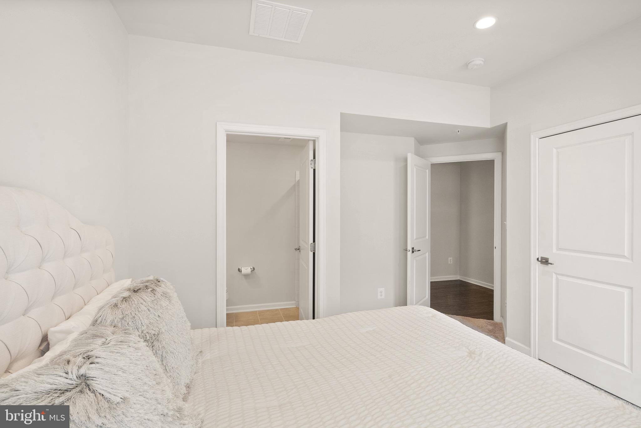 43197 HALKETT SQUARE