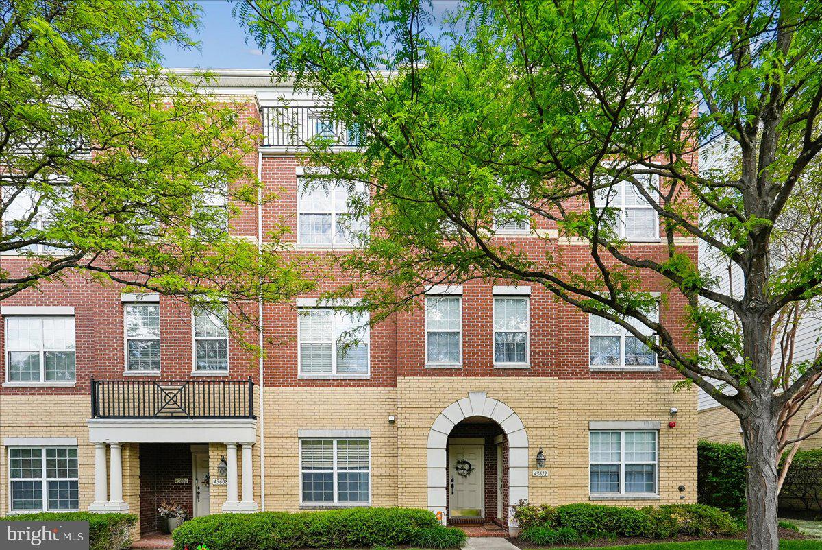 43610 HAMPSHIRE CROSSING SQUARE AD-205