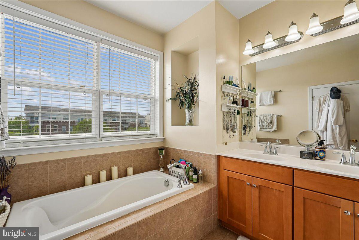 43610 HAMPSHIRE CROSSING SQUARE AD-205