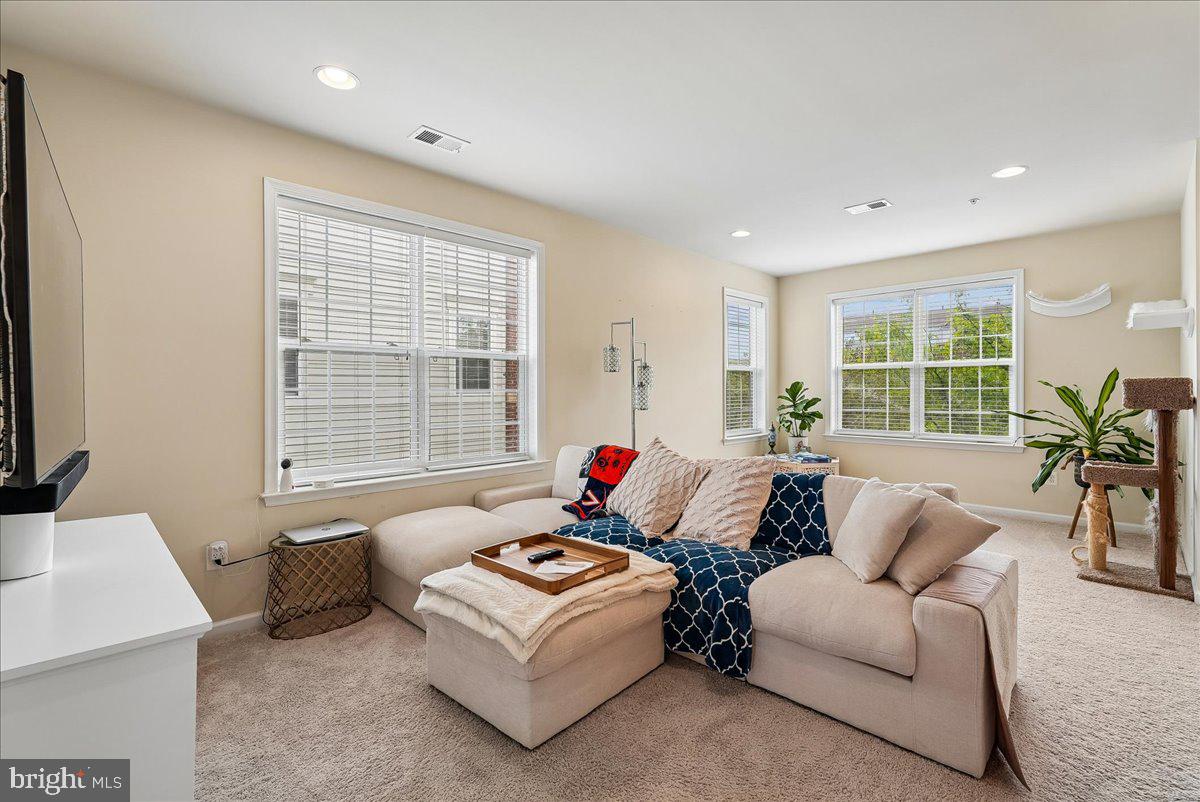 43610 HAMPSHIRE CROSSING SQUARE AD-205