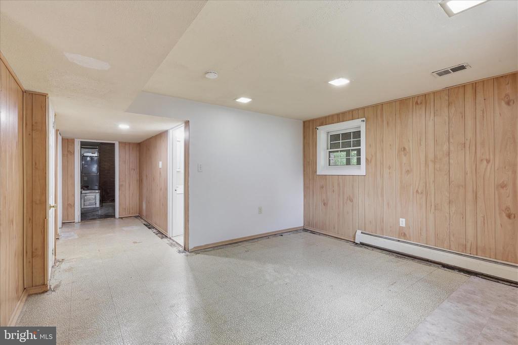 403 E LAUREL AVENUE