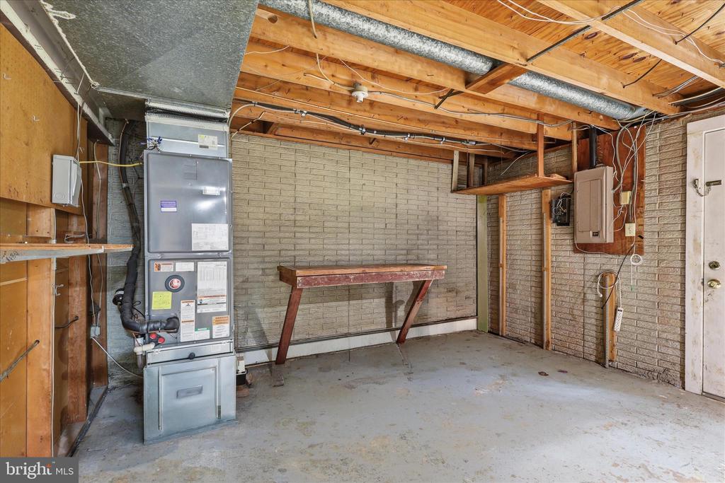 403 E LAUREL AVENUE