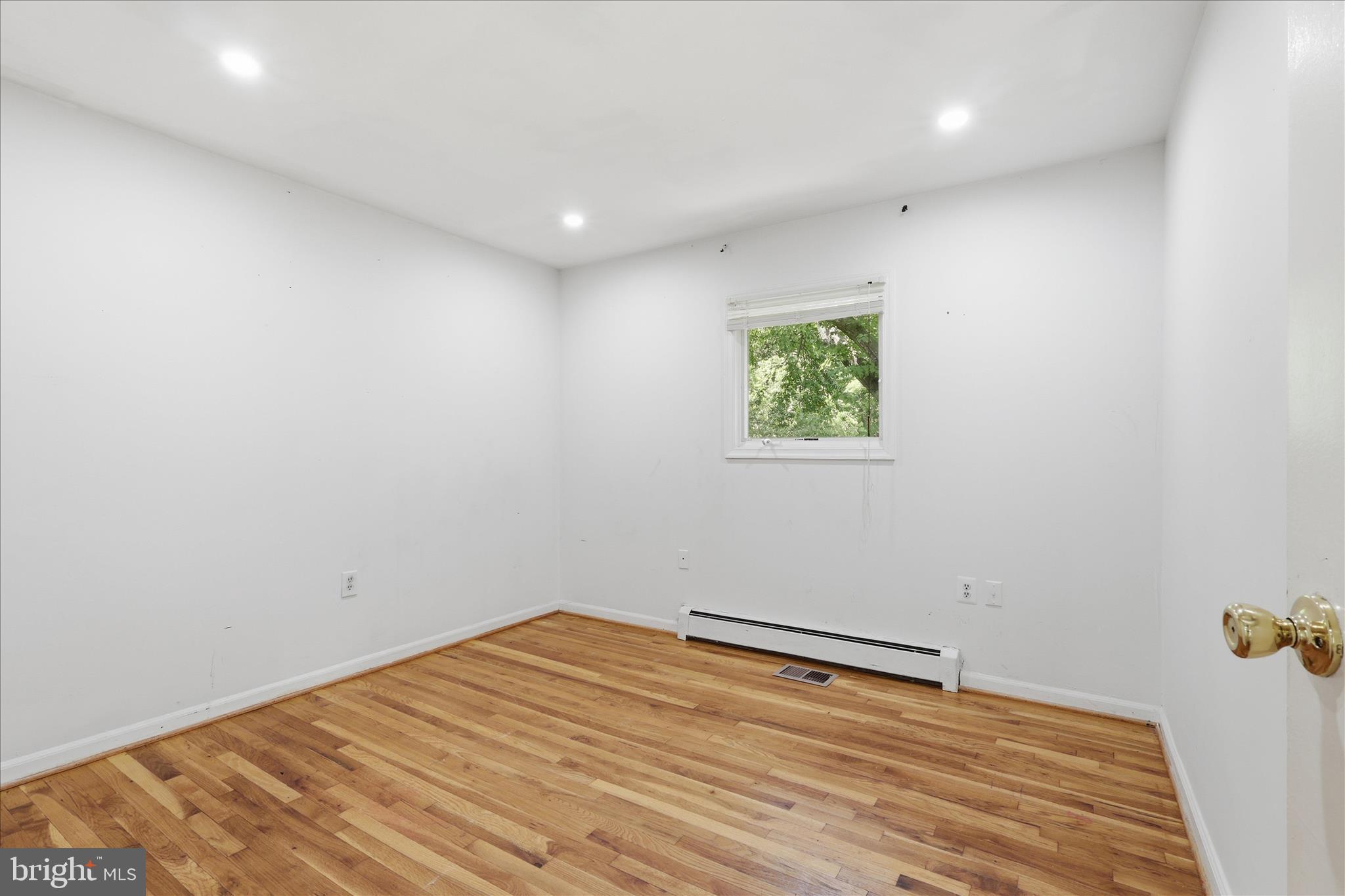 403 E LAUREL AVENUE