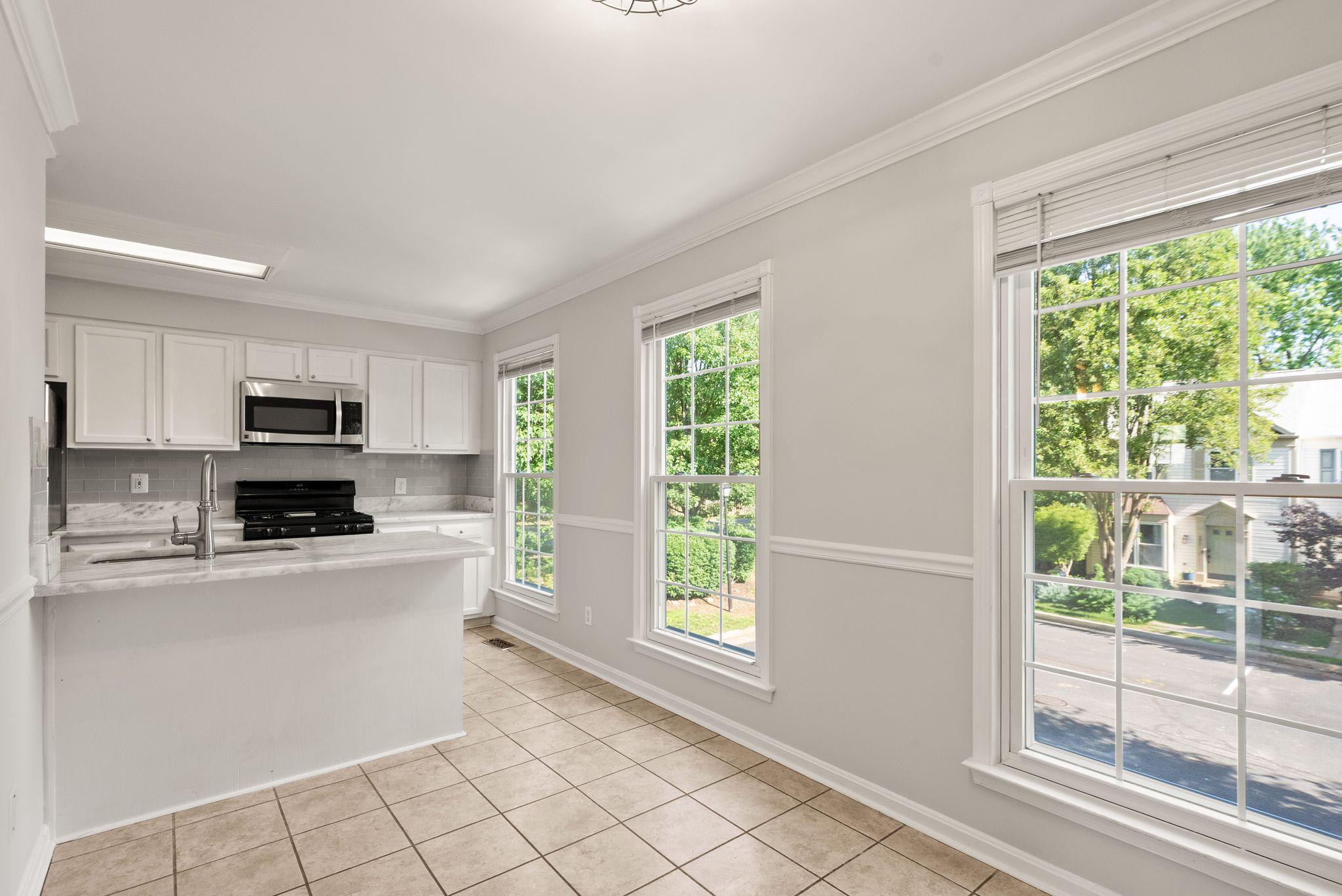 303 BARNFIELD SQUARE NE