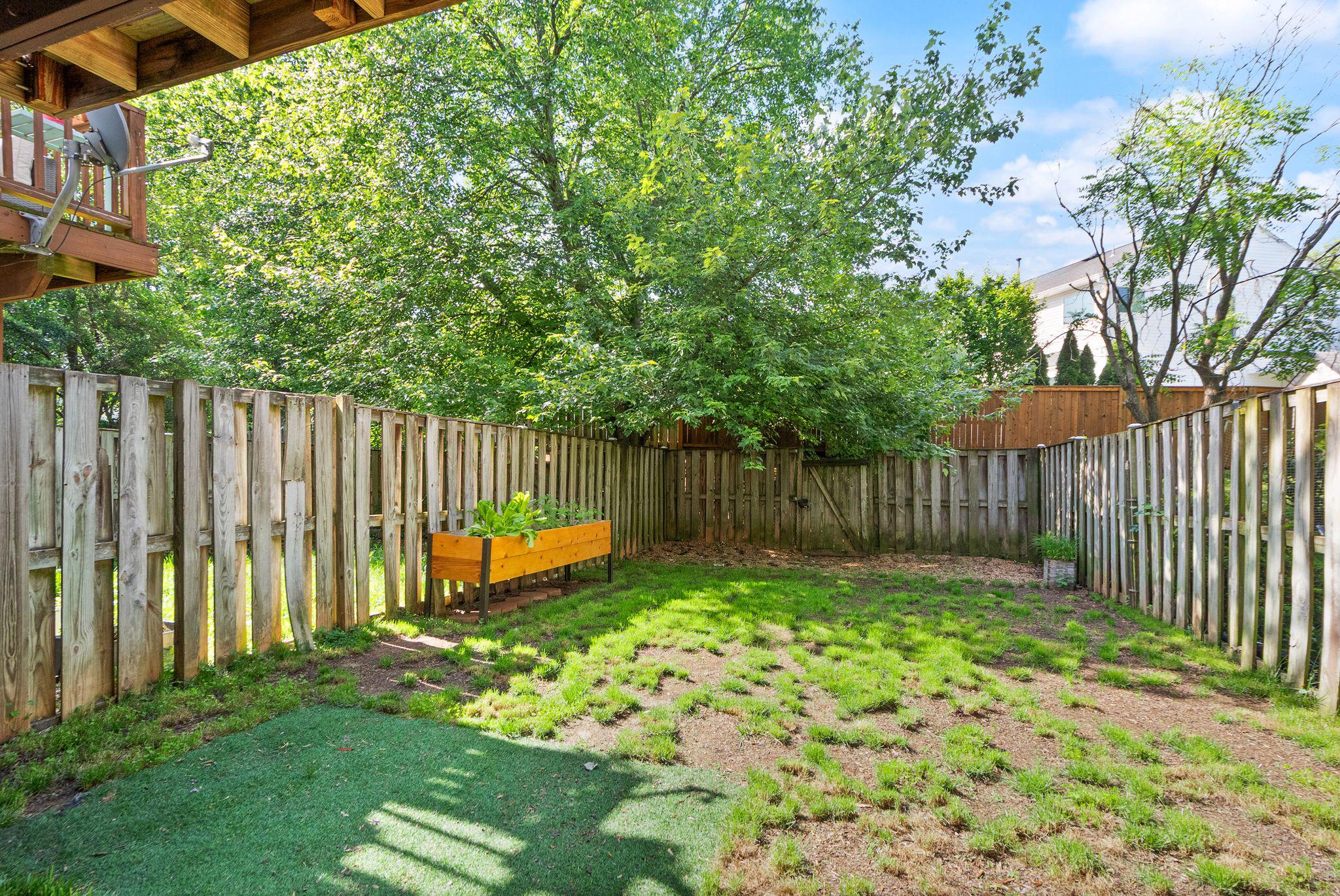 303 BARNFIELD SQUARE NE
