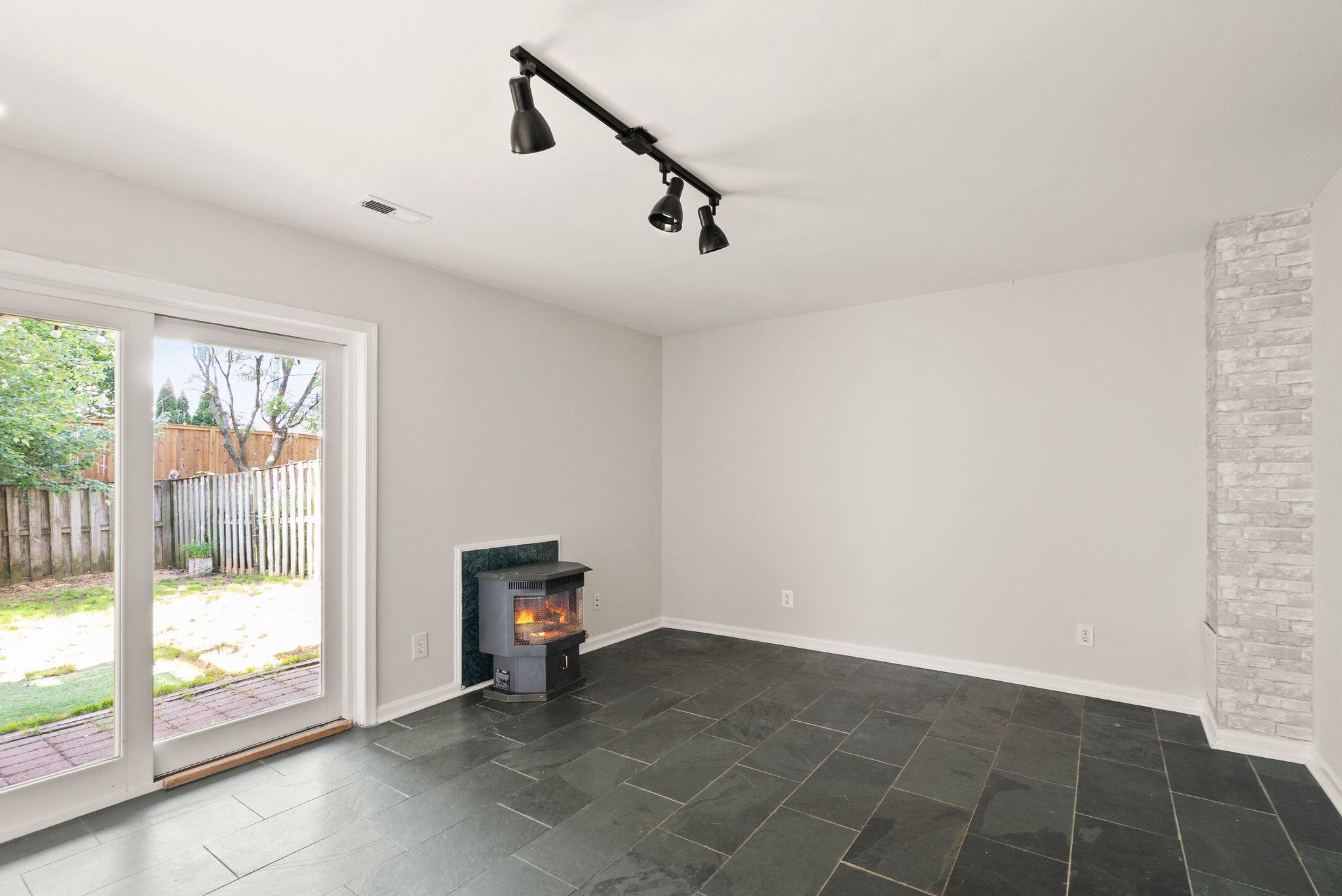 303 BARNFIELD SQUARE NE