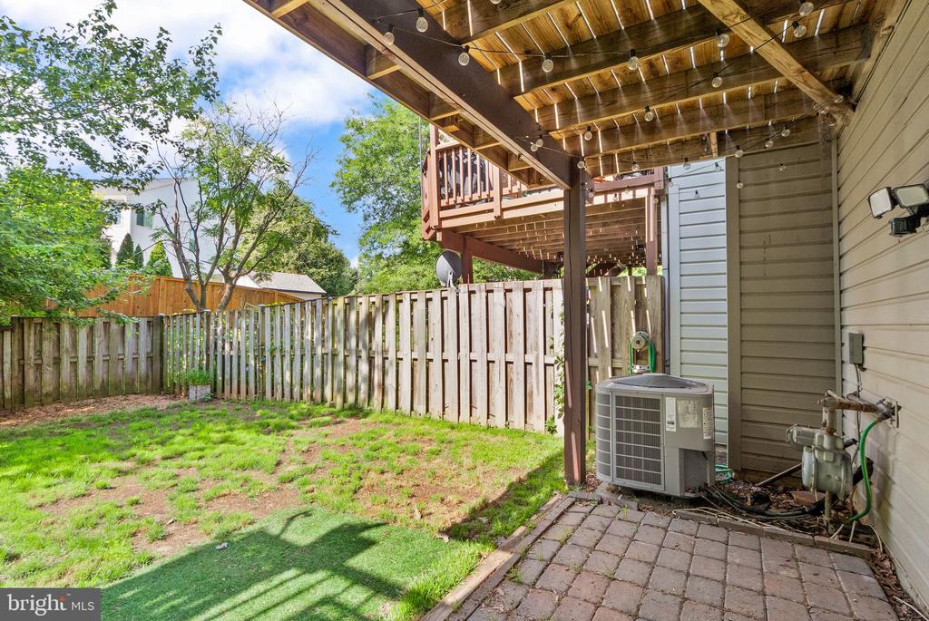 303 BARNFIELD SQUARE NE