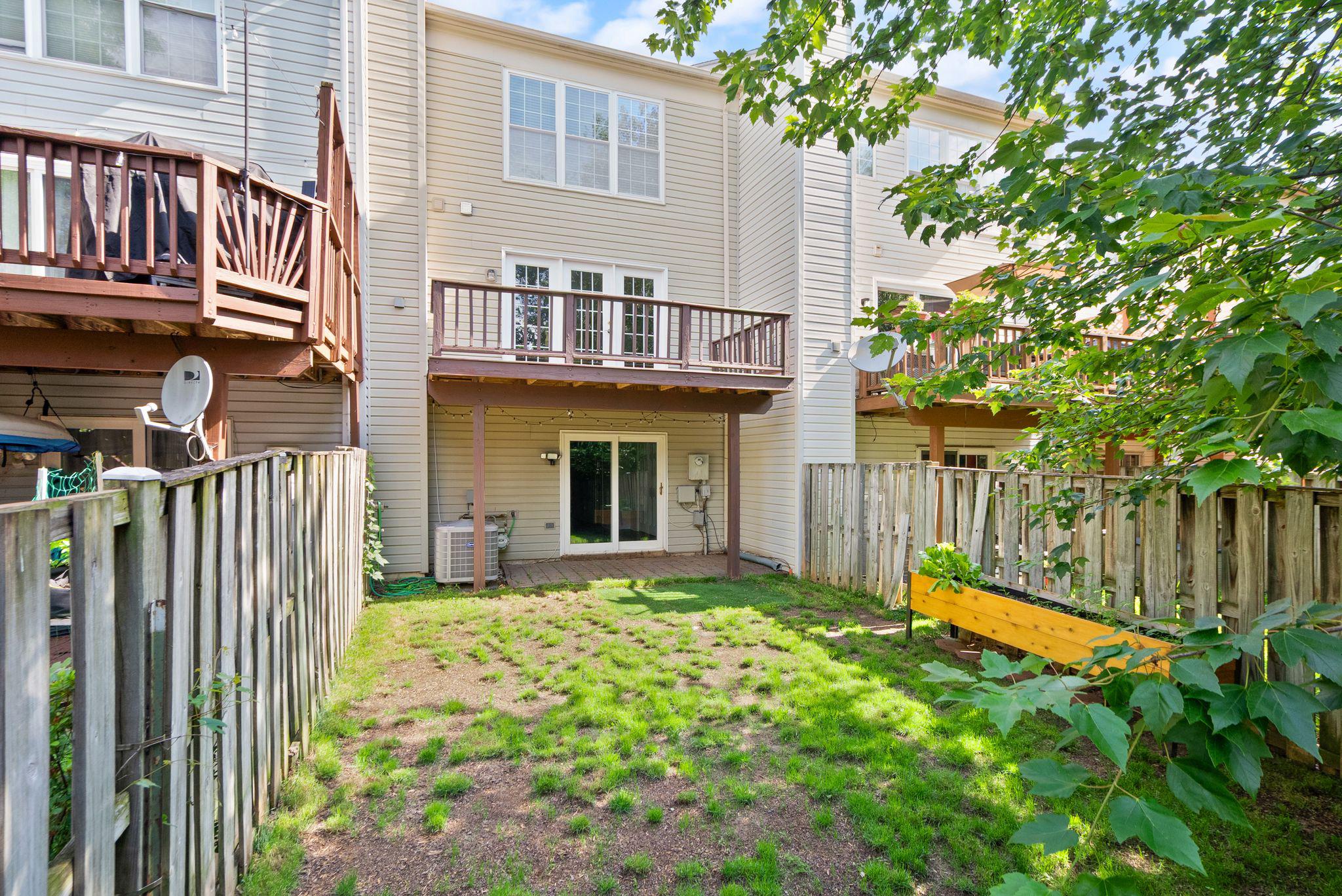 303 BARNFIELD SQUARE NE