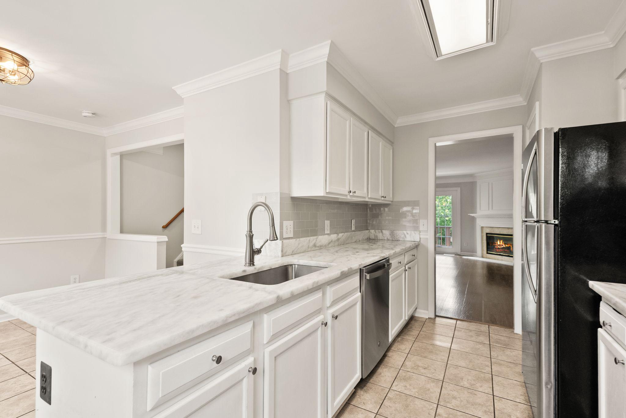 303 BARNFIELD SQUARE NE