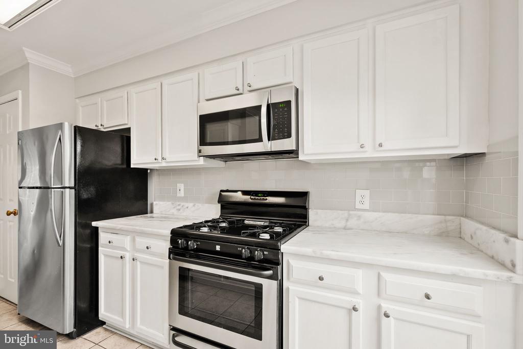 303 BARNFIELD SQUARE NE