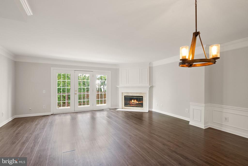 303 BARNFIELD SQUARE NE