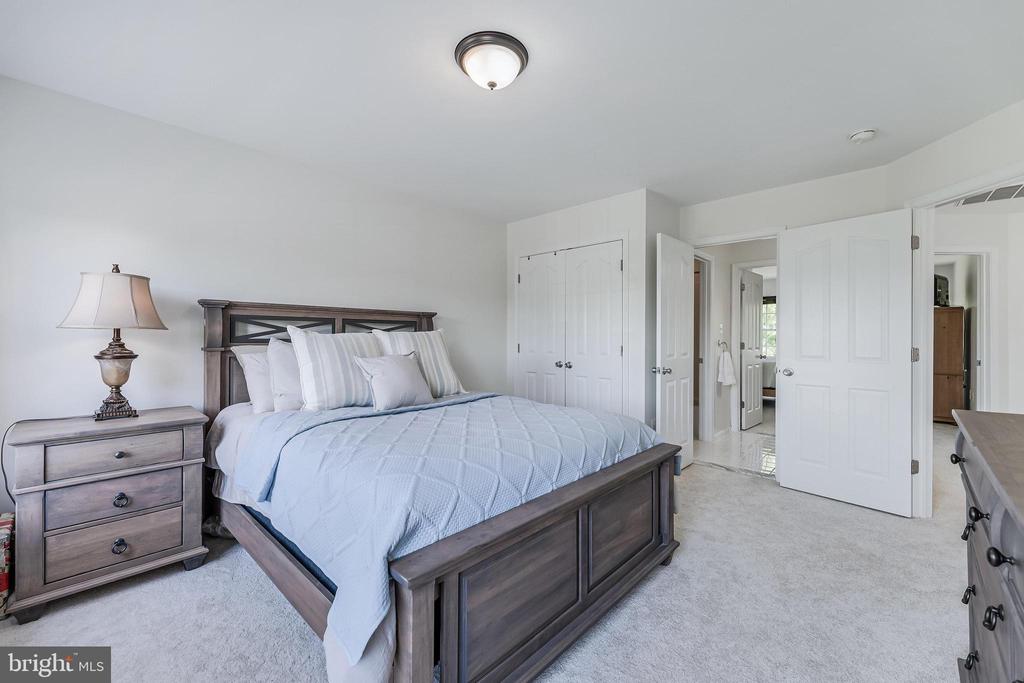38770 DUTCHMANS KNOLL DRIVE