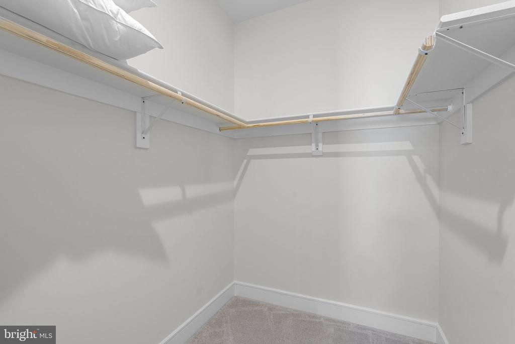 2 PICASSO SQUARE TYCE 24-F2
