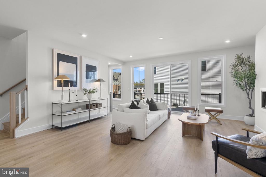 2 PICASSO SQUARE TYCE 24-F2