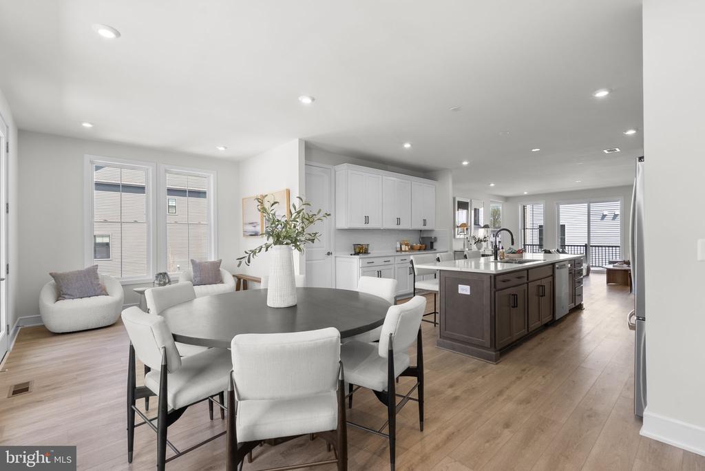 2 PICASSO SQUARE TYCE 24-F2
