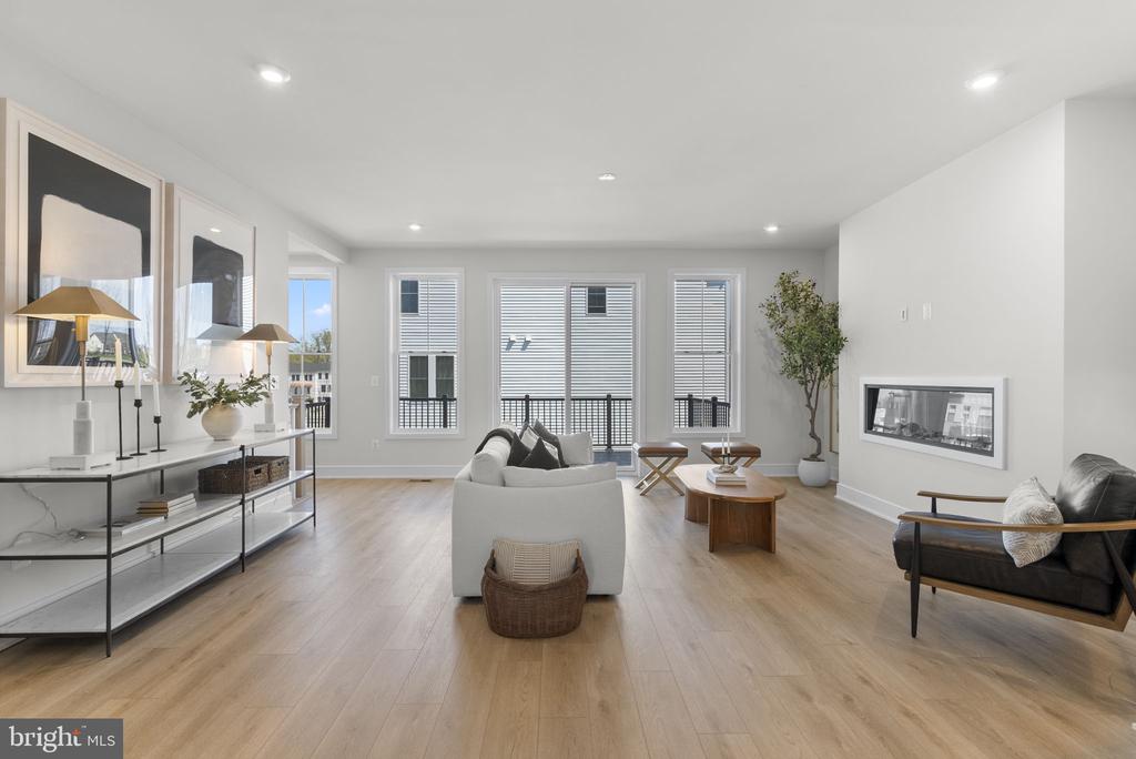 2 PICASSO SQUARE TYCE 24-F2