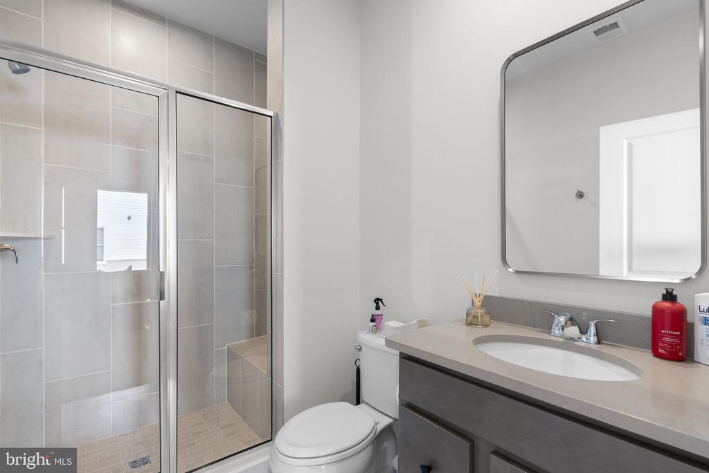 2 PICASSO SQUARE TYCE 24-F2