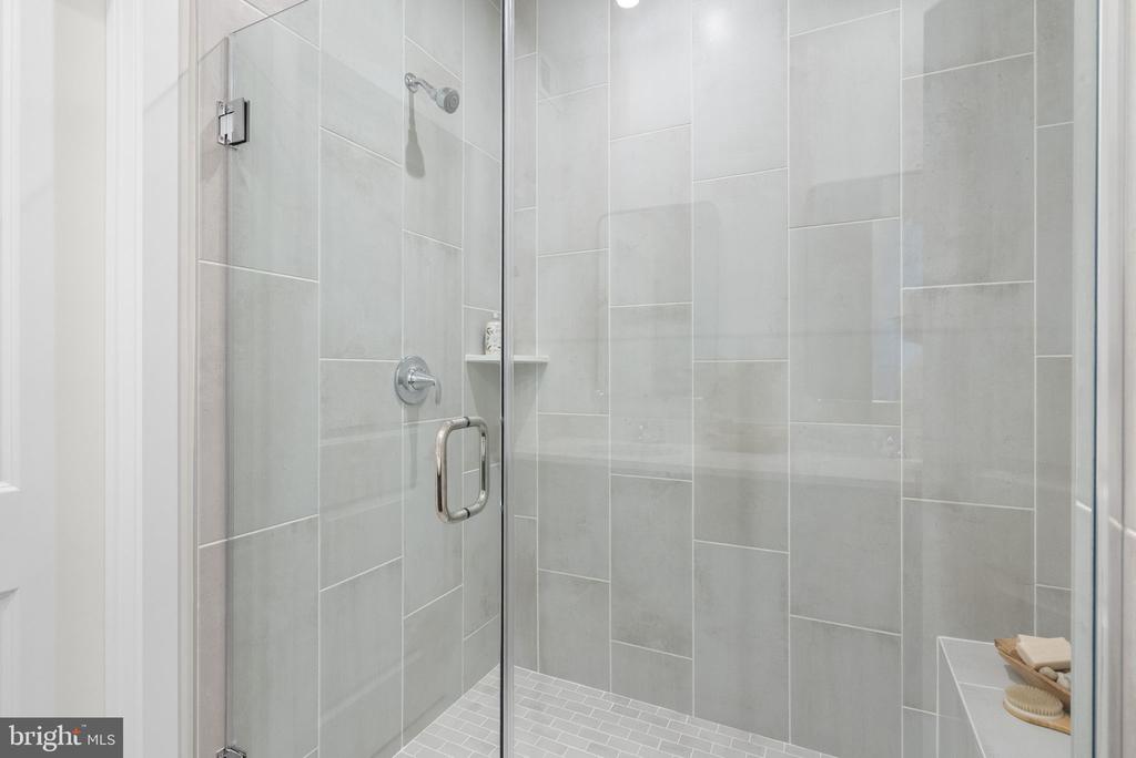 2 PICASSO SQUARE TYCE 24-F2