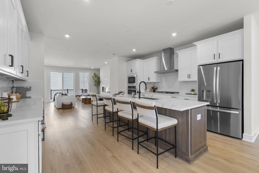 2 PICASSO SQUARE TYCE 24-F2