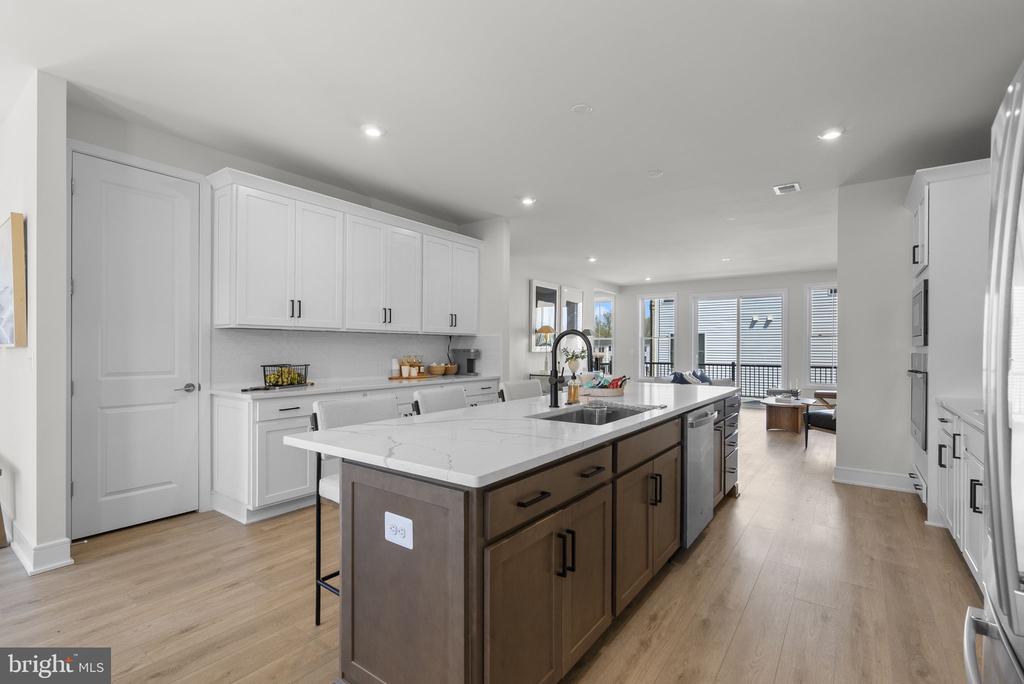 2 PICASSO SQUARE TYCE 24-F2