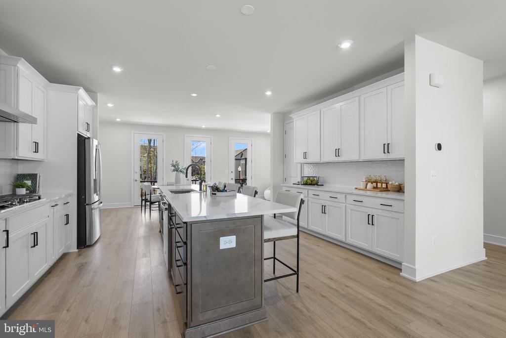 2 PICASSO SQUARE TYCE 24-F2