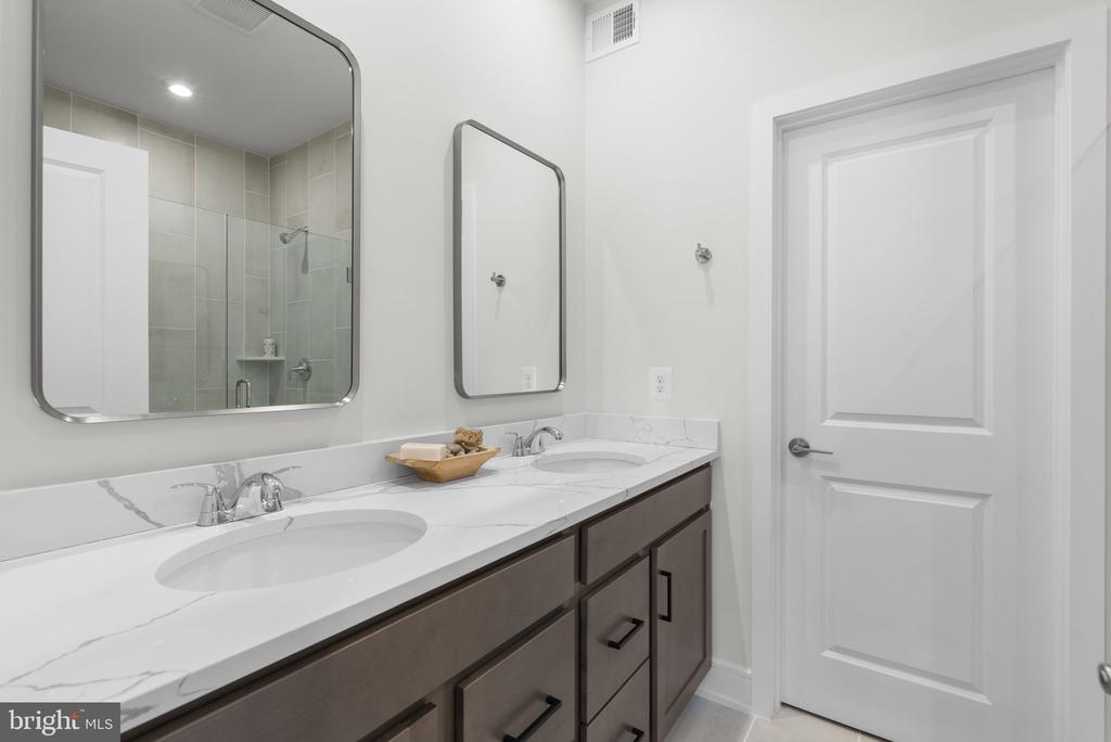 2 PICASSO SQUARE TYCE 24-F2