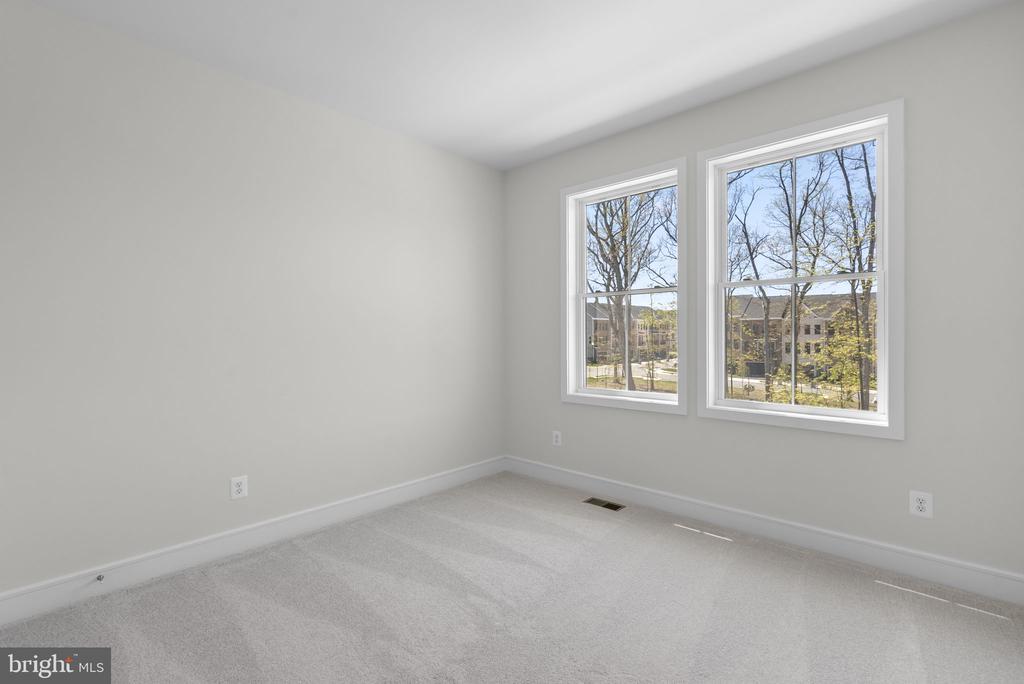 2 PICASSO SQUARE TYCE 24-F2