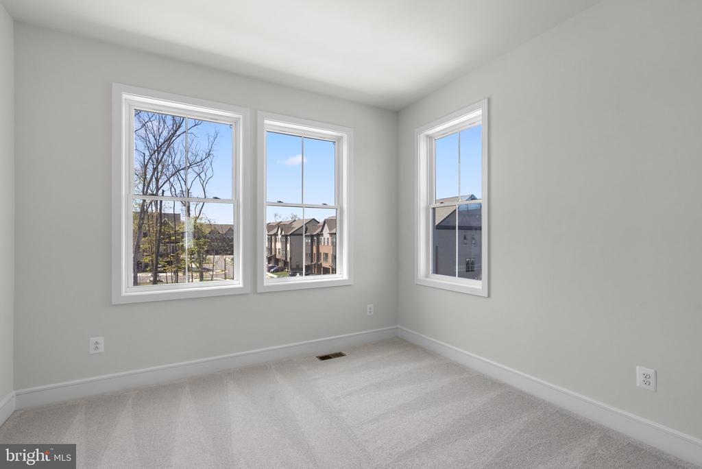2 PICASSO SQUARE TYCE 24-F2