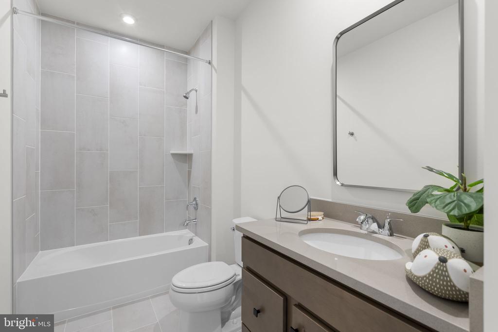 2 PICASSO SQUARE TYCE 24-F2
