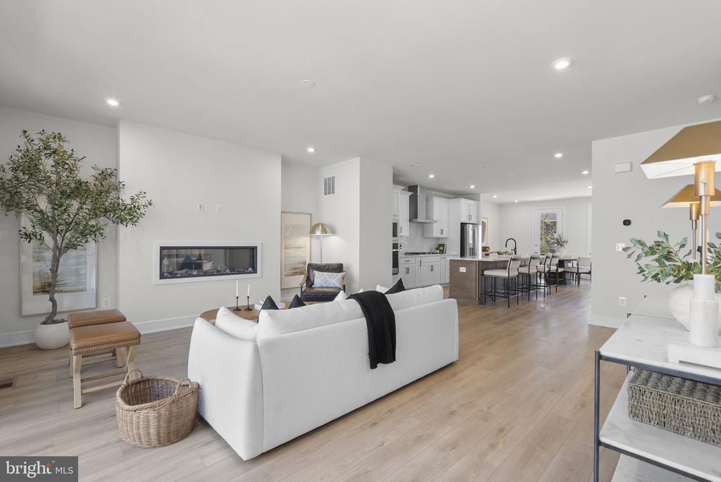2 PICASSO SQUARE TYCE 24-F2
