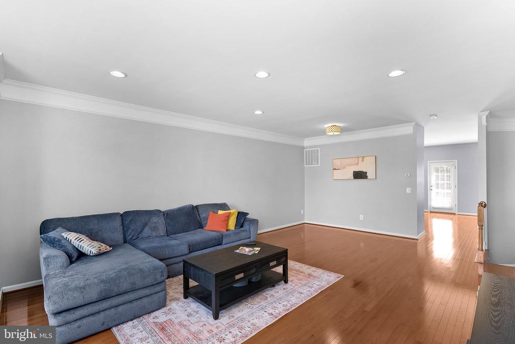 42449 PATRICK WAYNE SQUARE
