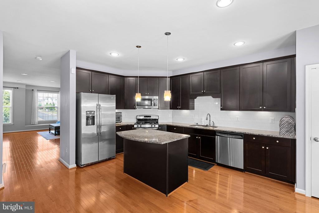 42449 PATRICK WAYNE SQUARE