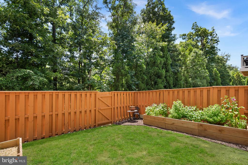 42449 PATRICK WAYNE SQUARE