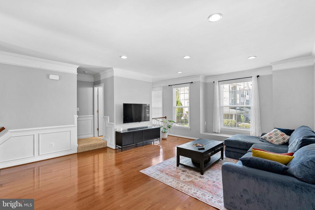 42449 PATRICK WAYNE SQUARE