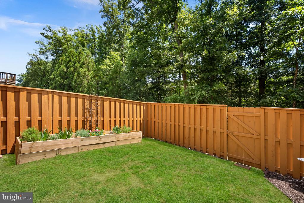 42449 PATRICK WAYNE SQUARE
