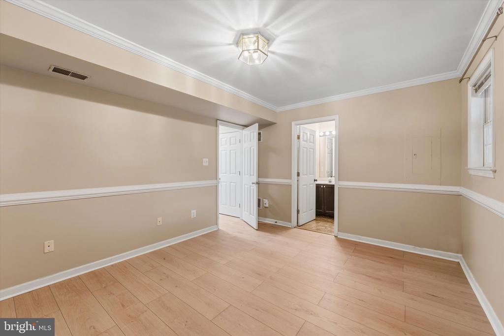 706 VANDERBILT TERRACE SE