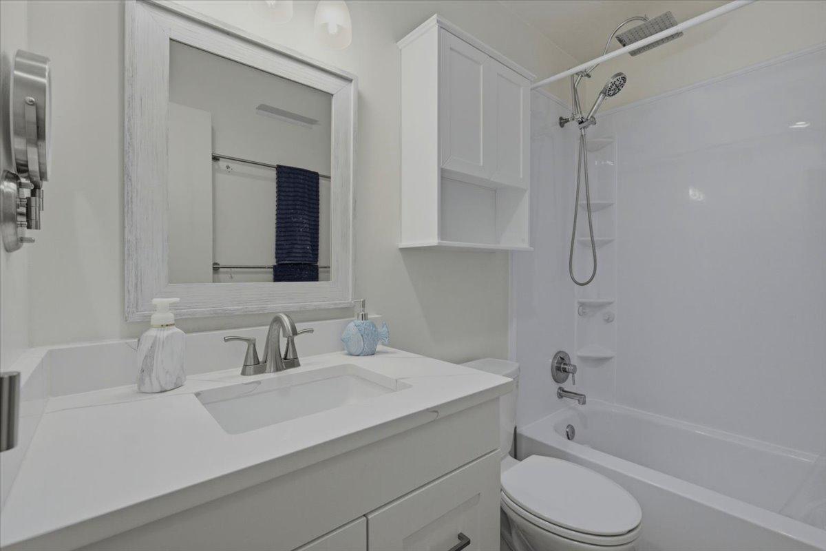 899 HOLBORN COURT 899