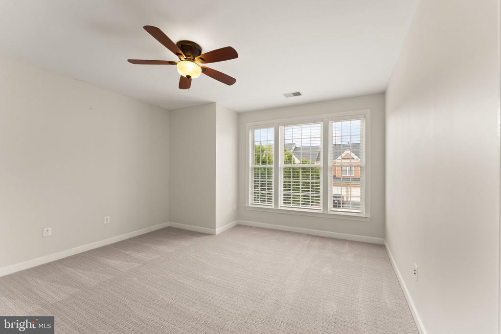 43676 WARBLER SQUARE