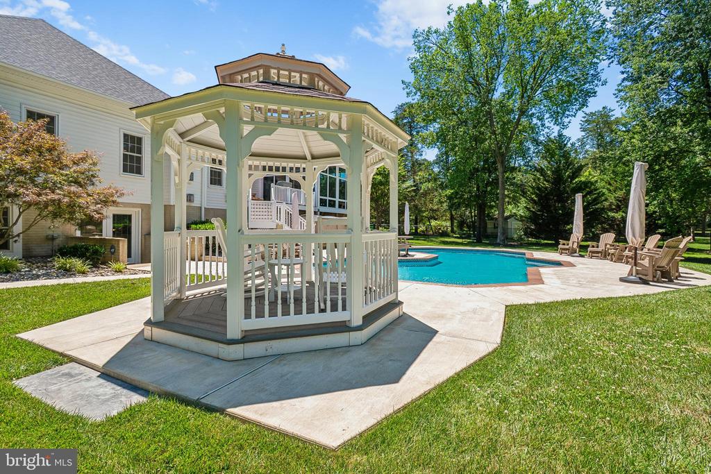 21484 CEDAR DRIVE