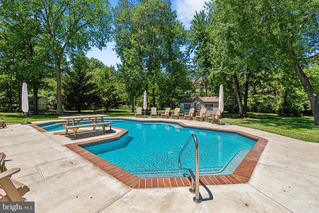 21484 CEDAR DRIVE