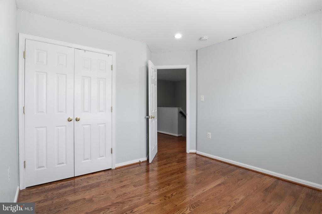 915 BUTTONWOOD TER NE