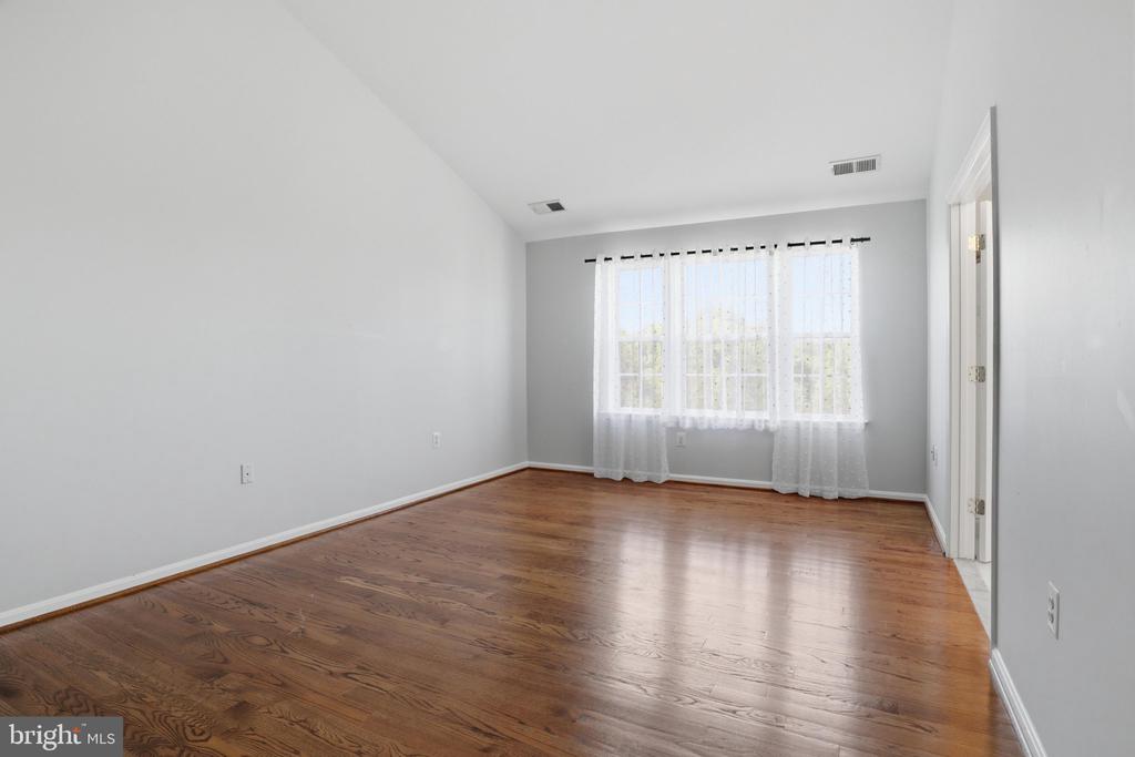 915 BUTTONWOOD TER NE