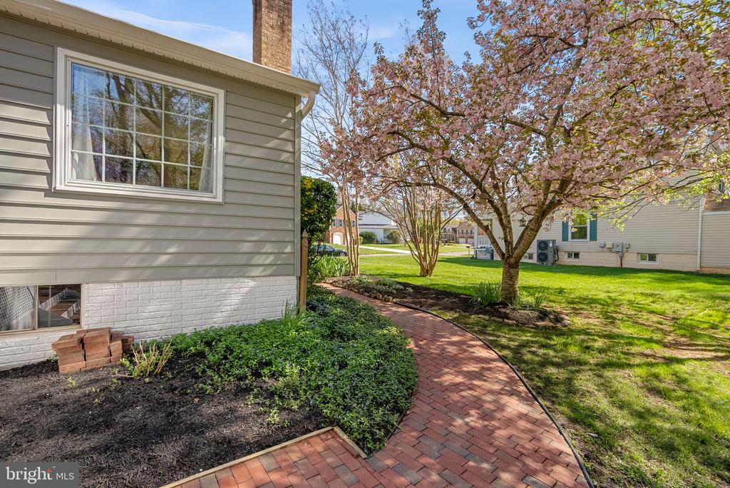 26 LIPSCOMB COURT