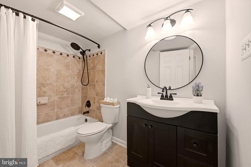 125 CLUBHOUSE DRIVE SW Unit: 6